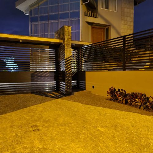 Fachada-portoes-cercas-aluminio-gradeado.jpeg